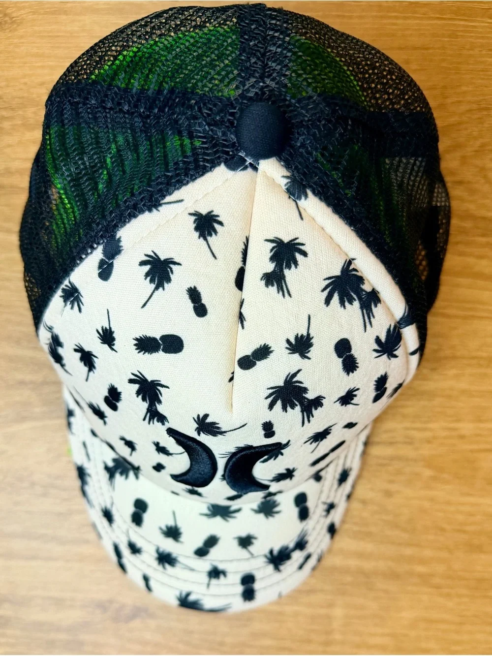Hurley Black and White Palm TrHurley Black and White Palm Tree Print Trucker Hat